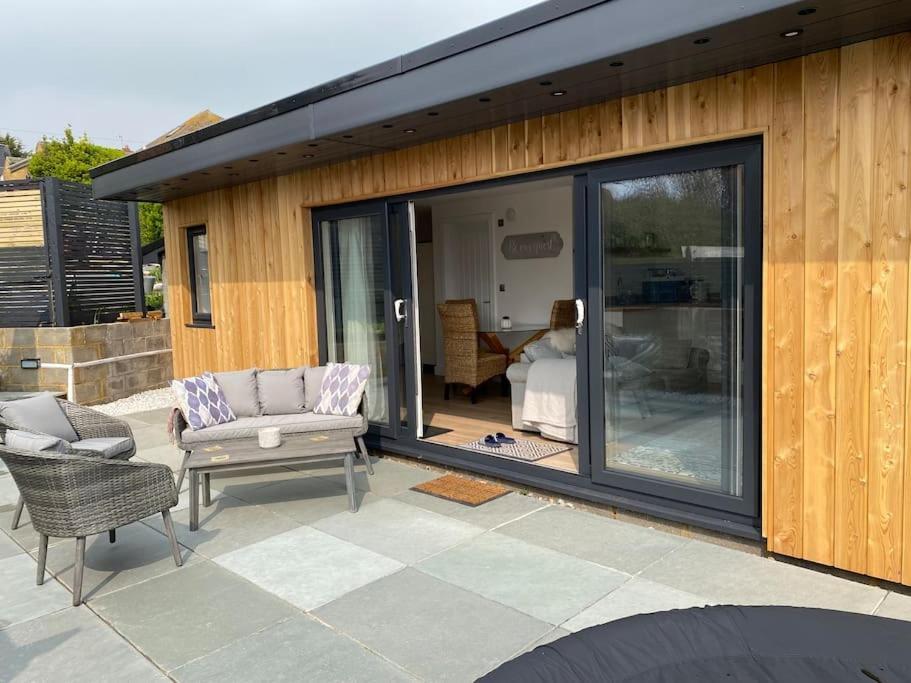 Spacious Studio Cabin With Sea/ Downs Views Sole Use Of Hottub In Seaford Exterior photo